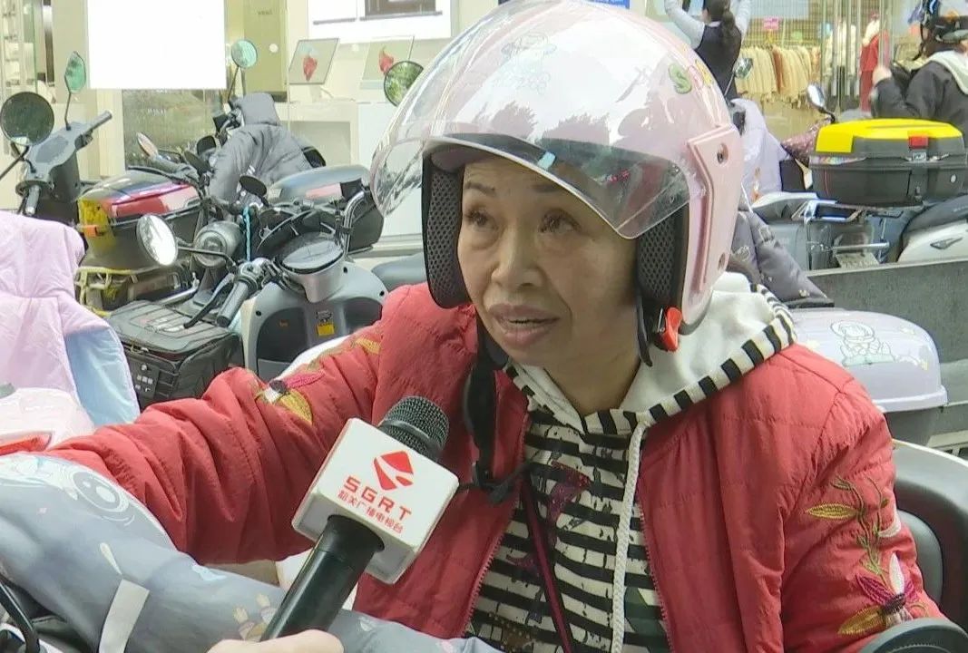 DƬ